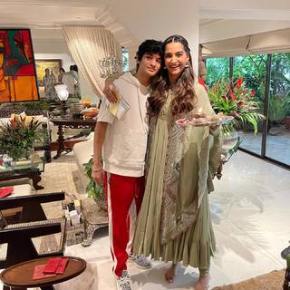 Sonam Kapoor feet photo thumbnail