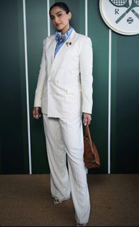 Sonam Kapoor feet photo thumbnail