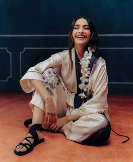 Sonam Kapoor feet photo thumbnail