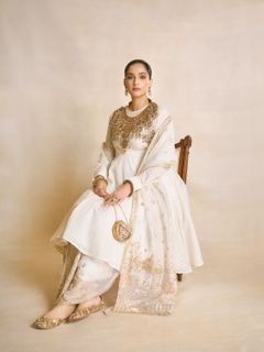 Sonam Kapoor feet photo 16