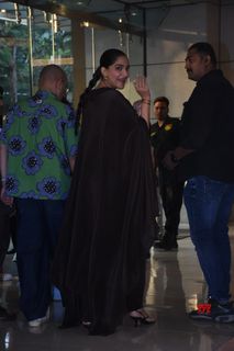 Sonam Kapoor feet photo 10
