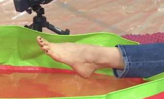 Song Ji-hyo feet photo thumbnail