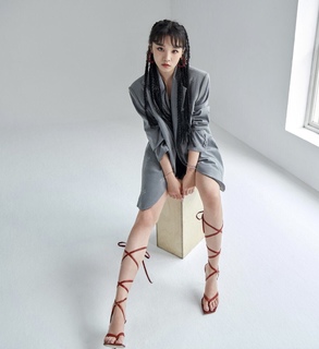 Song Yuqi feet photo thumbnail