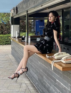 Song Yuqi feet photo thumbnail