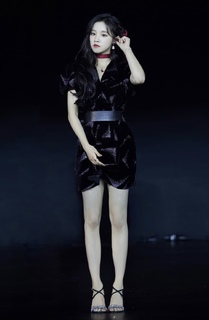 Song Yuqi feet photo thumbnail