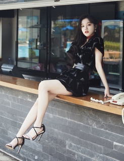 Song Yuqi feet photo thumbnail