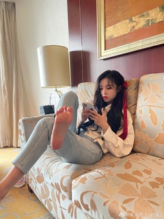 Song Yuqi feet photo thumbnail