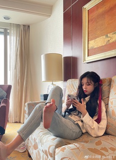 Song Yuqi feet photo thumbnail
