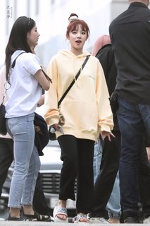 Song Yuqi feet photo thumbnail