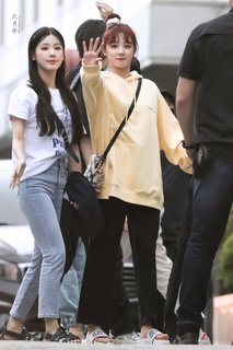 Song Yuqi feet photo thumbnail