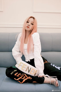Song Yuqi feet photo thumbnail