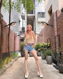 Song Yuqi feet photo thumbnail