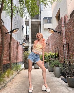 Song Yuqi feet photo thumbnail