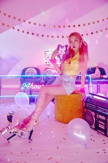 Song Yuqi feet photo thumbnail