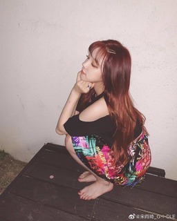 Song Yuqi feet photo thumbnail