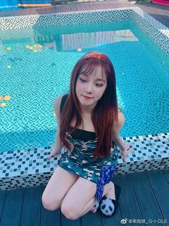 Song Yuqi feet photo thumbnail