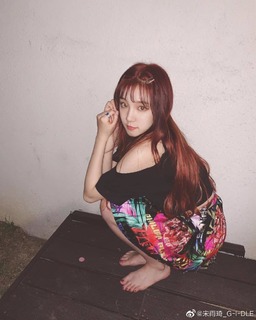 Song Yuqi feet photo thumbnail
