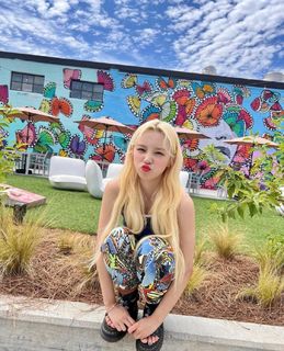 Song Yuqi feet photo thumbnail