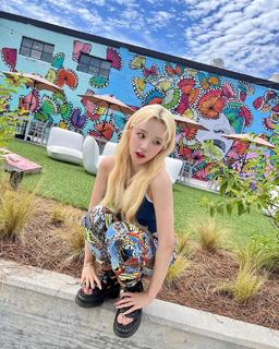 Song Yuqi feet photo thumbnail