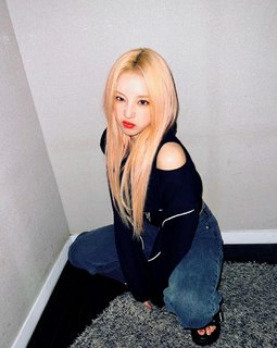 Song Yuqi feet photo thumbnail