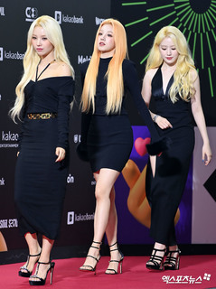 Song Yuqi feet photo thumbnail