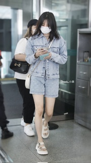 Song Yuqi feet photo thumbnail