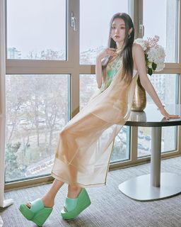 Song Yuqi feet photo thumbnail