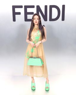 Song Yuqi feet photo thumbnail