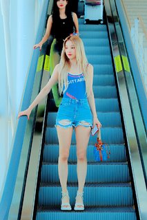 Song Yuqi feet photo thumbnail