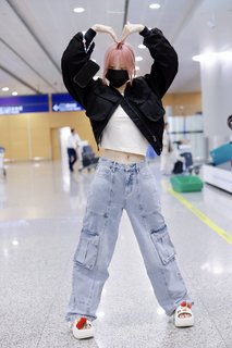 Song Yuqi feet photo thumbnail