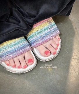 Song Yuqi feet photo thumbnail