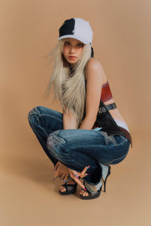 Song Yuqi feet photo thumbnail