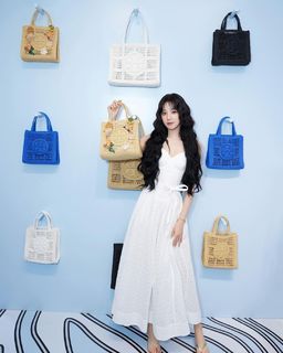 Song Yuqi feet photo thumbnail