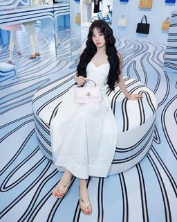 Song Yuqi feet photo thumbnail