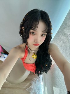 Song Yuqi feet photo thumbnail