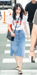 Song Yuqi feet photo thumbnail