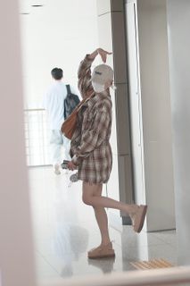 Song Yuqi feet photo thumbnail