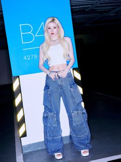 Song Yuqi feet photo thumbnail