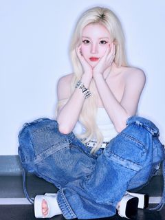 Song Yuqi feet photo thumbnail