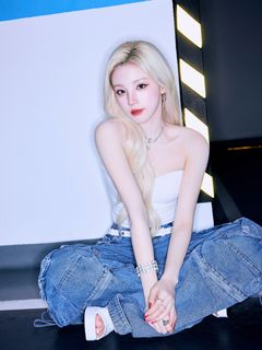 Song Yuqi feet photo thumbnail