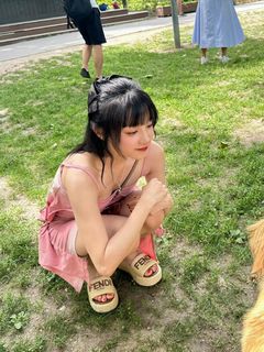 Song Yuqi feet photo 18