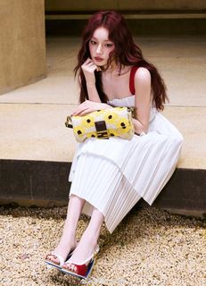 Song Yuqi feet photo 13