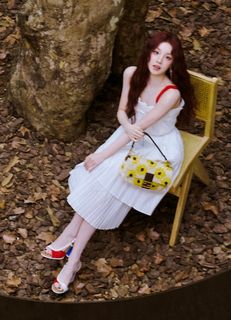 Song Yuqi feet photo 10