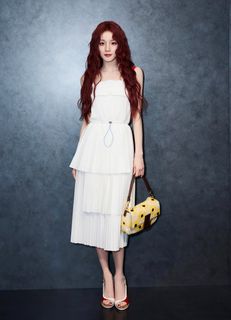 Song Yuqi feet photo 6