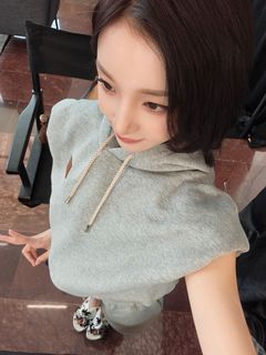 Song Yuqi feet photo 3