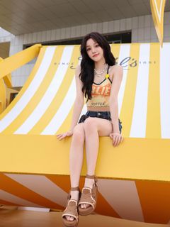 Song Yuqi feet photo 6