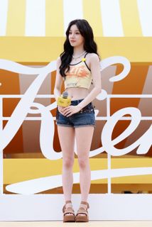 Song Yuqi feet photo 5
