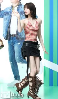 Song Yuqi feet photo 17
