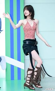 Song Yuqi feet photo 16