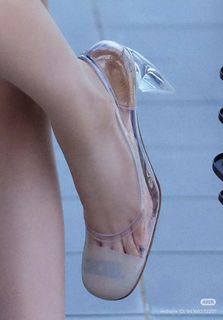 Song Yuqi feet photo 8